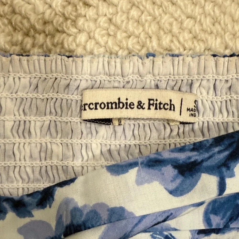 Abercrombie & Fitch Blue‎ Floral Puff Sleeve cropped Blouse top shirt